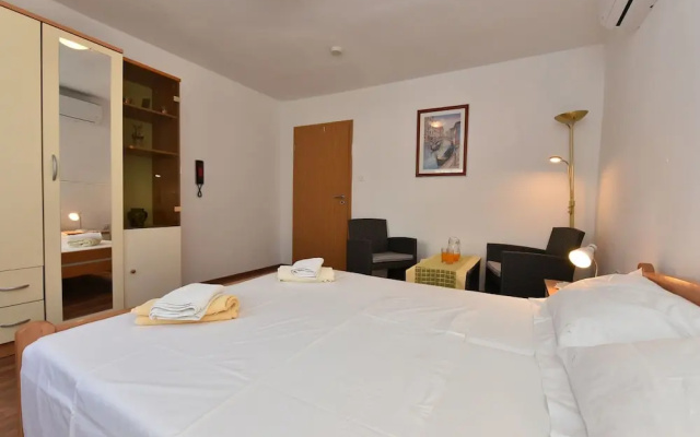 Traditional Apartment in Zadar with Garden