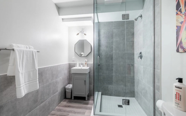 Brand New - 1BR Modern Apt - Central Location