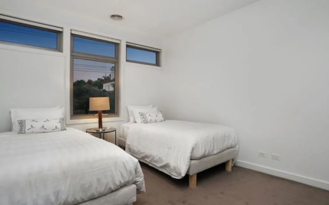 Kew Luxurious Townhouse