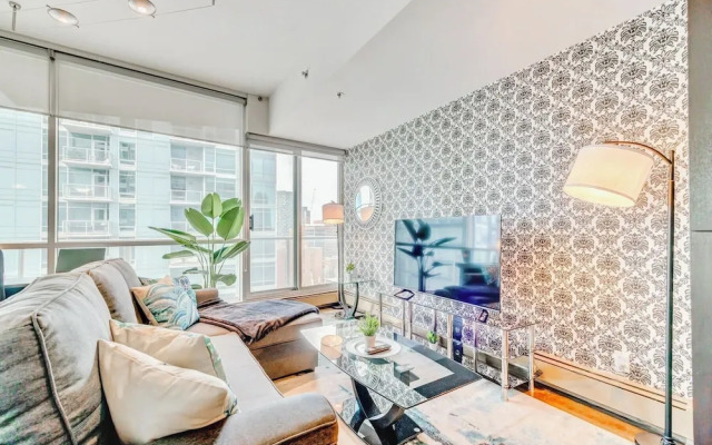 Stylish 2BR Condo Near Stampede Urban Retreat