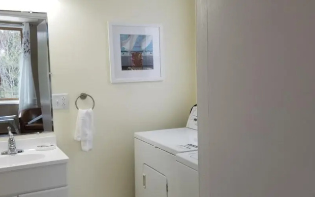Mountainside Hideaway Cottage & Suites
