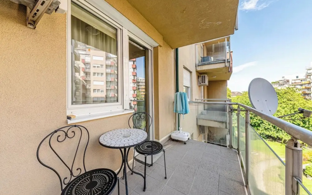 La Dolce Vita –Massage Shower Stay W/ Ac + Balcony