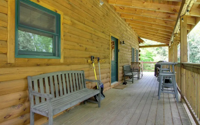 Londonderry Chalet w/ Deck, Fire Pit & Views!