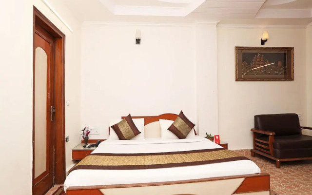 OYO 9765 Hotel Royal Queen