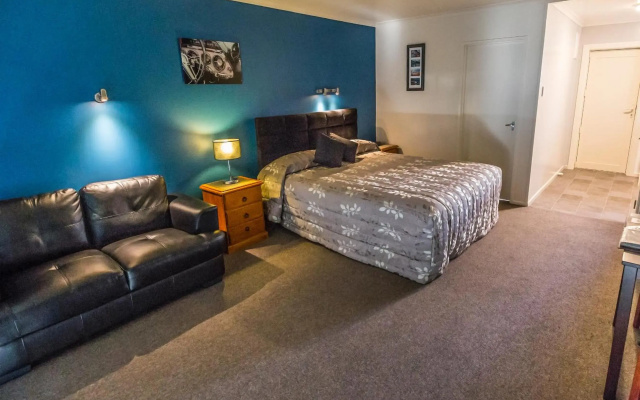AAA Thames Court Motel