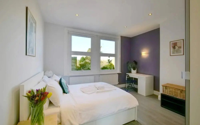 Apt w Garden Oasis in Finchley