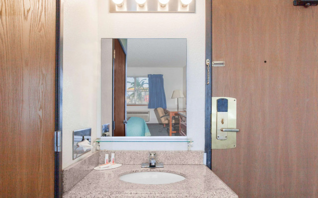 Super 8 by Wyndham Selma/Fresno Area