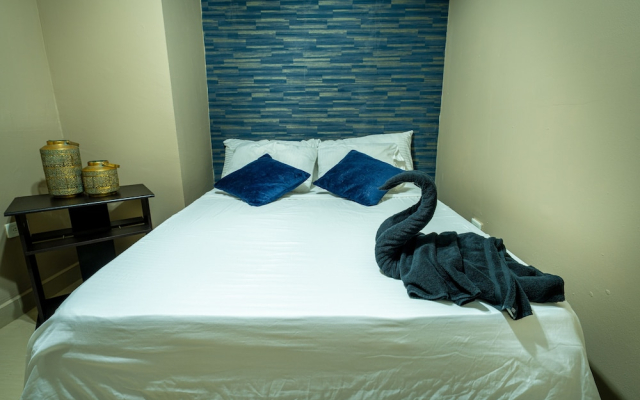 6br penthouse 1 block lleras park