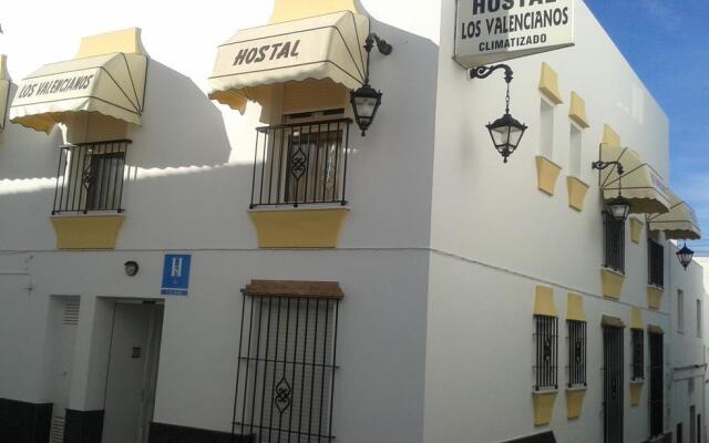 Отель Hostal Los Valencianos Испания, Кониль-де-ла-Фронтера - отзывы, цены и фото номеров - забронировать отель Hostal Los Valencianos онлайн вид на фасад