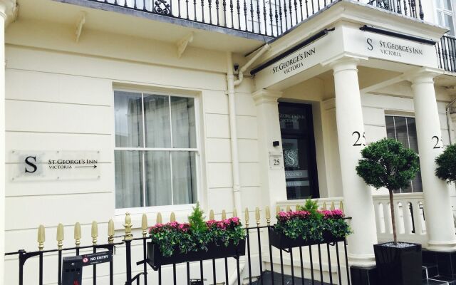 Отель St Georges Inn Victoria вид на фасад