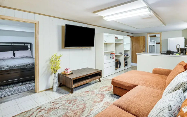 Pet-friendly Abode, 2 Mi to Dtwn Evanston!