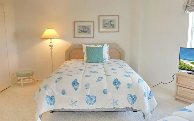 Cozy Beachfront Condo With Pool and Ocean Views