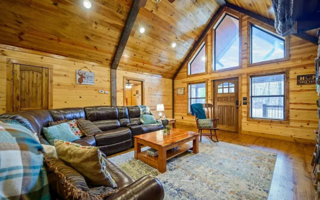 Whitetail Retreat Cabin for 13!