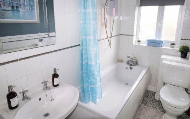 2 Bed House - Sleeps 4 - Parking - Pets - Garden