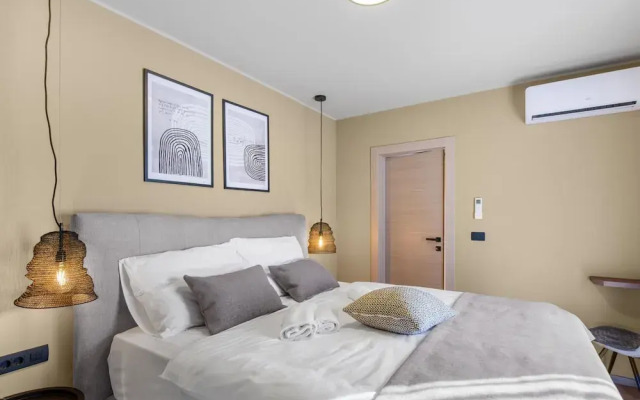 Apartment Near Beach With Pool