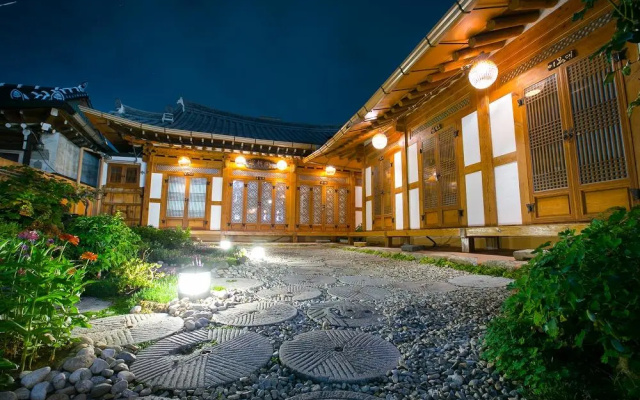Jeonju Hanok Maeul Hanok Gotek Bugyeongdang