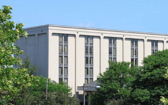 Отель Meadowlands River Inn вид на фасад