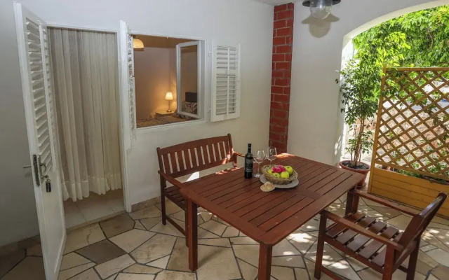 Green Garden Apartment
