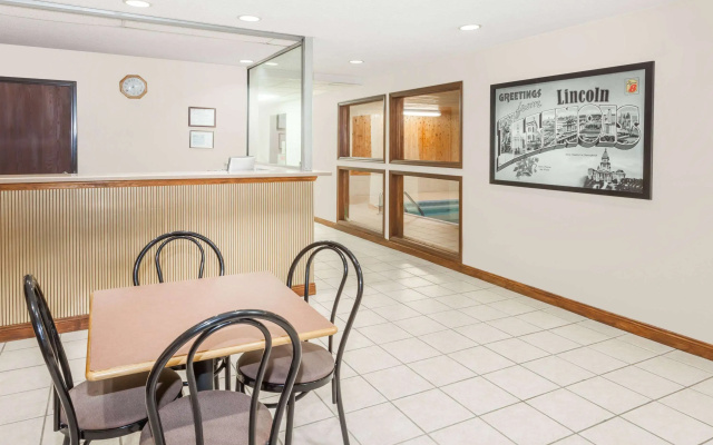 Super 8 by Wyndham Lincoln