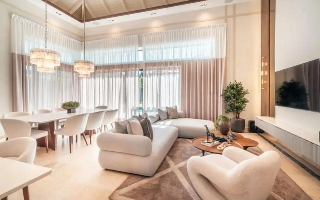 Incredible 3br Bungallow With Patio and Pool