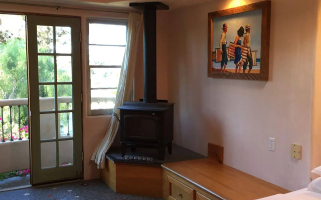 Les Artistes Inn