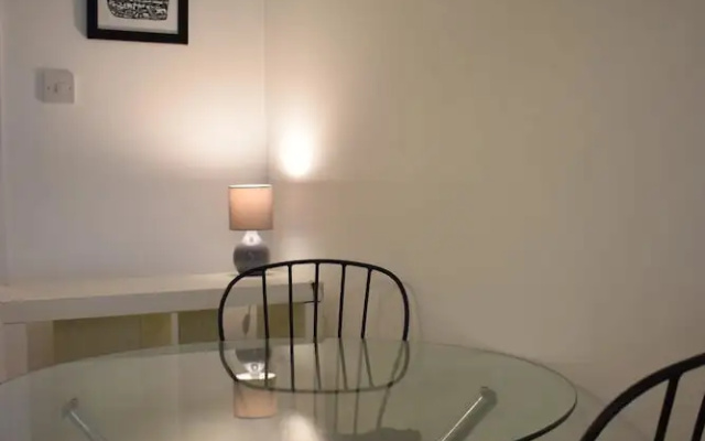 1 Bedroom Flat 5 Minutes Away From Stephens Green