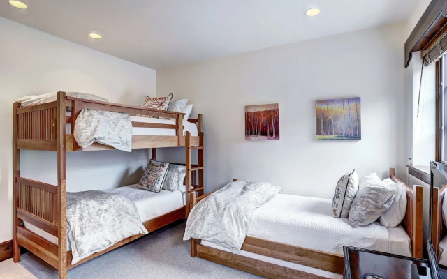 Luxury Mountainside 5BR Chalet in Vail Village by RedAwning