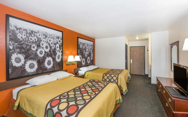 Super 8 Holton