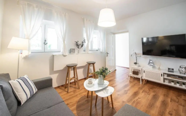 Apartment Near Old Town, FREE Parking & Huge Garden