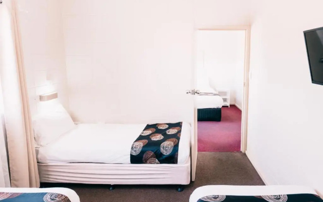 Motel Poinsettia