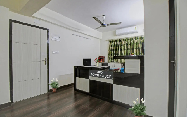 OYO Townhouse 1128 Hotel Royal Palm Inn