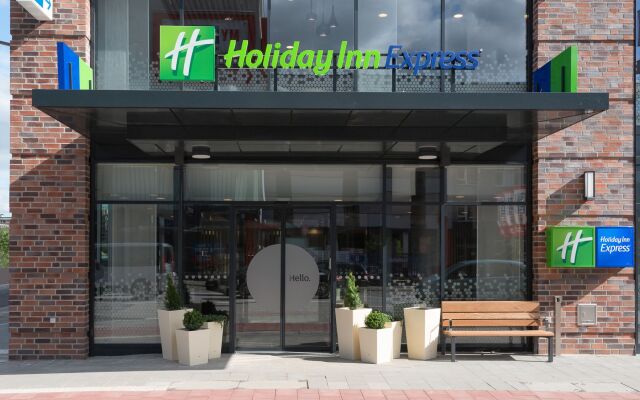 Отель Holiday Inn Express Hamburg - City Hauptbahnhof Германия, Гамбург - отзывы, цены и фото номеров - забронировать отель Holiday Inn Express Hamburg - City Hauptbahnhof онлайн вид на фасад