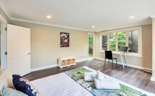 Castor Bay Home near Albany Sleeps 9