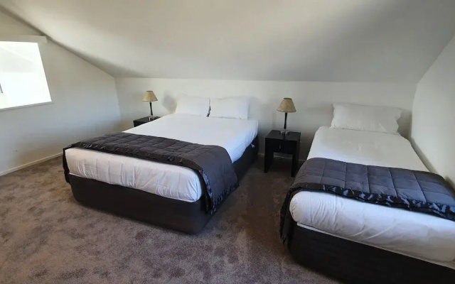 The Moorings Motel and Apartments