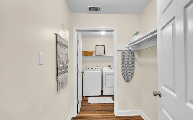 Great Downtown 4BR 8 Beds + Foosball Fun