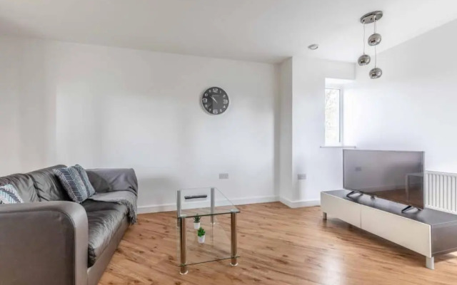 2 Bed/2 Bath & Free Parking - Langley/Heathrow