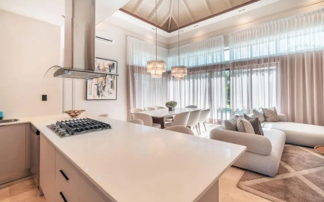 Incredible 3br Bungallow With Patio and Pool