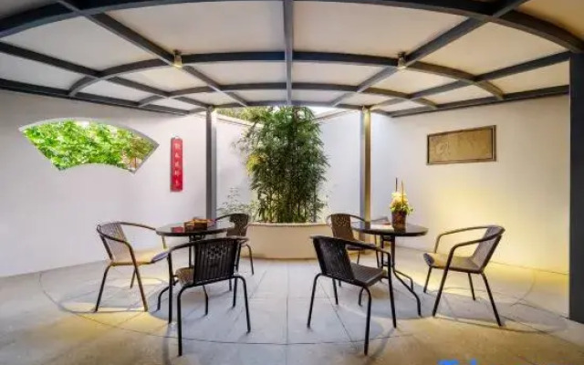 Qinhuangdao Four Arts Hotel