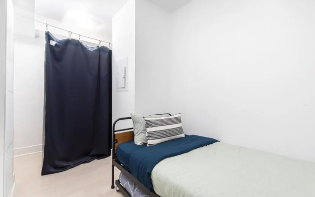 Upscale & Modern 1bd + Den in heart of Downtown!