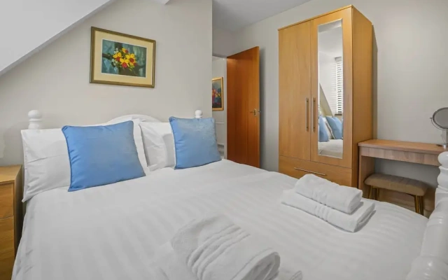 House - Sleeps 6 & Free Parking