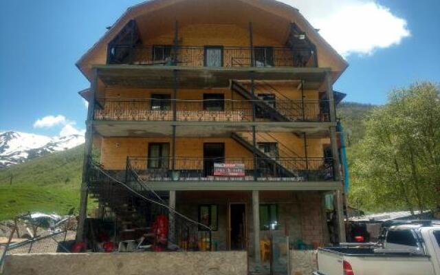 Отель Ushguli Panorama Guest House Грузия, Местиа - отзывы, цены и фото номеров - забронировать отель Ushguli Panorama Guest House онлайн вид на фасад