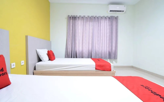 RedDoorz near Museum Keraton Surakarta