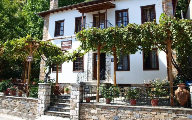 Heliodora Deluxe Triple Room 3