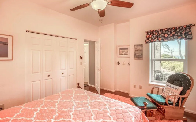 Oceanview Hot Tub and Cozy Bonus Room - Charming Coastal Retreat