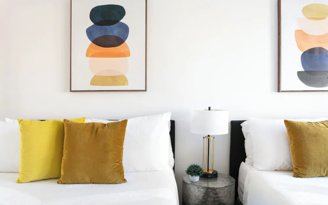 Chic City Apt Near Americana Glendale