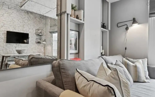 Splendid Studio Flat W/suspended Bed in Camden