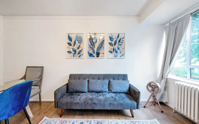 Cozy 2 bedroom flat- Heart of Victoria