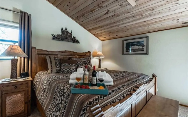 Casa Del Rey - Three Bedroom Cabin with Hot Tub