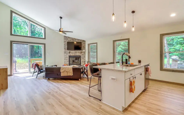 Pool & Beach Access: Charming Poconos Cabin!