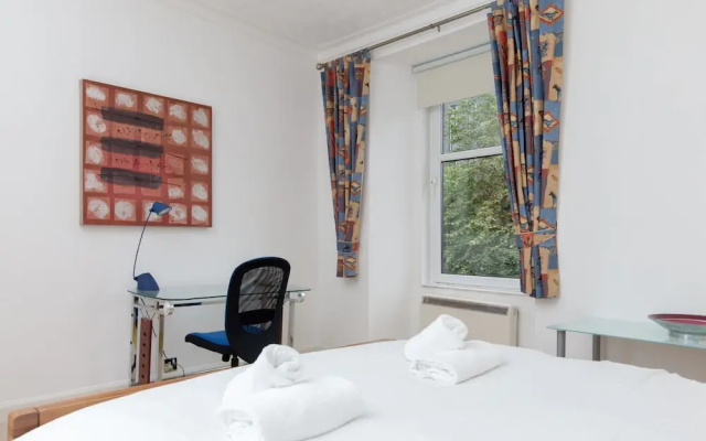 Connected & Convenient: Newly-renovated Flat for 2